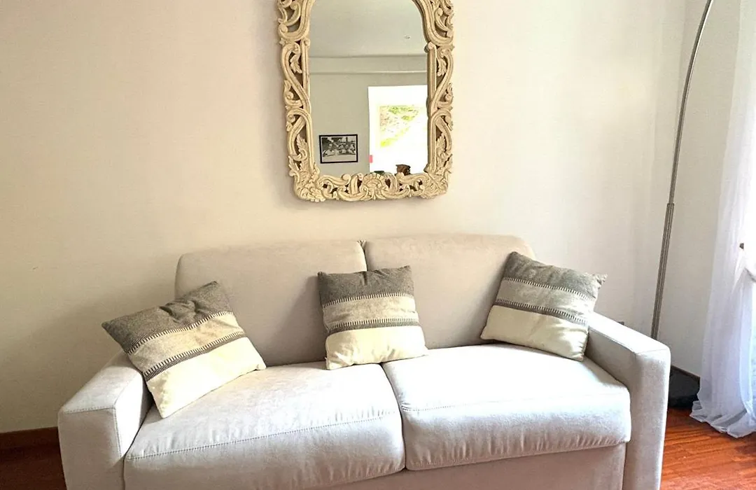 Urbana Lodge, Monti-1